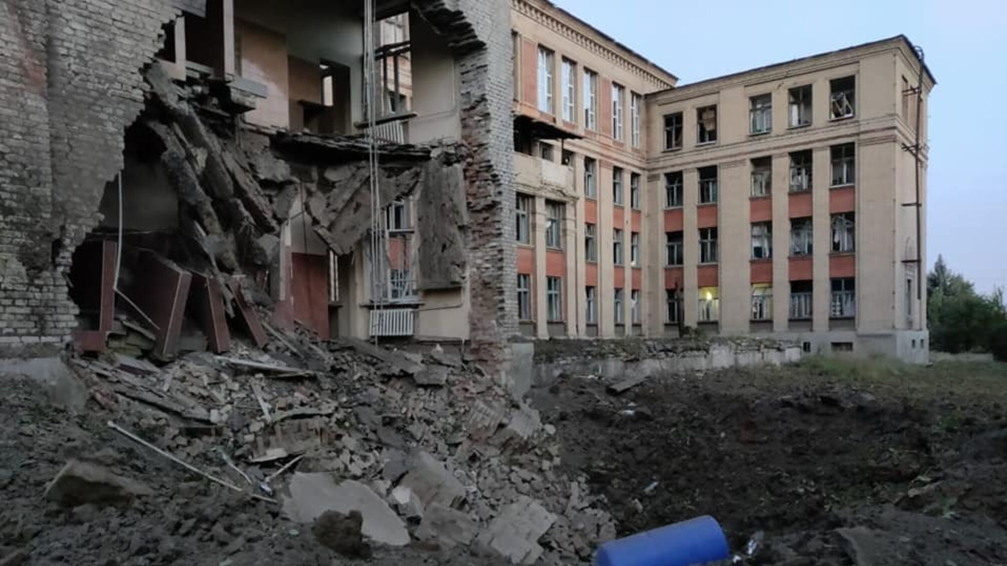 Разрушенная школа в Константиновке