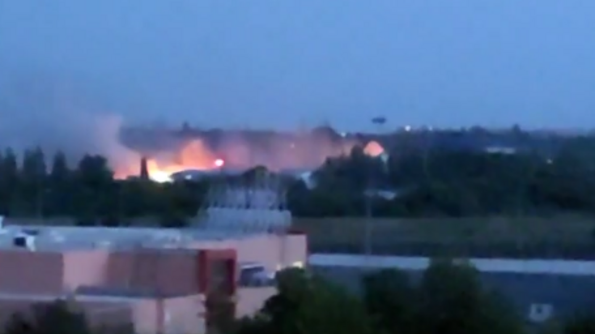 В Донецьку – вибухи: місцеві повідомляють про знищення складу окупантів (відео)