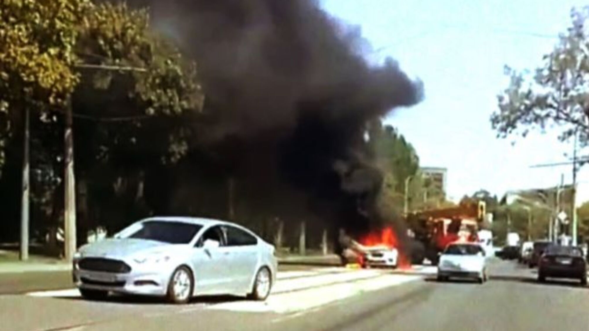 Очередной подрыв авто коллаборанта: в Мариуполе пылает автомобиль криминального авторитета Иванова