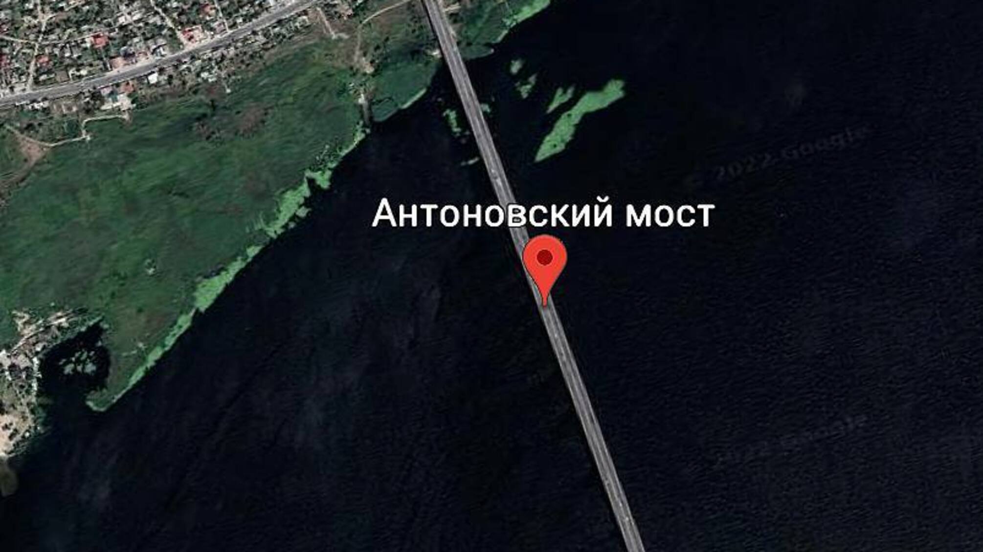 Антонівський міст пошкоджений, зруйнована техніка армії рф: окупанти планують побудувати 'міст' із барж