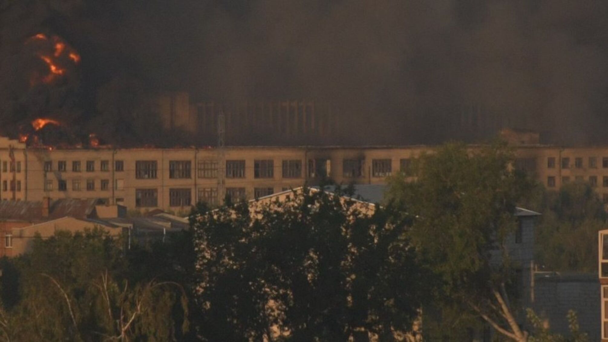 У Харкові горить промислове підприємство: бійці ДСНС намагаються приборкати пожежу (фото)