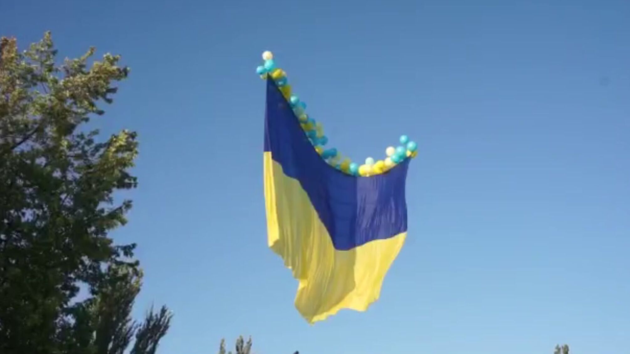 Несмотря на жесткие обстрелы: в небо над Авдеевкой запустили самый большой украинский флаг (видео)
