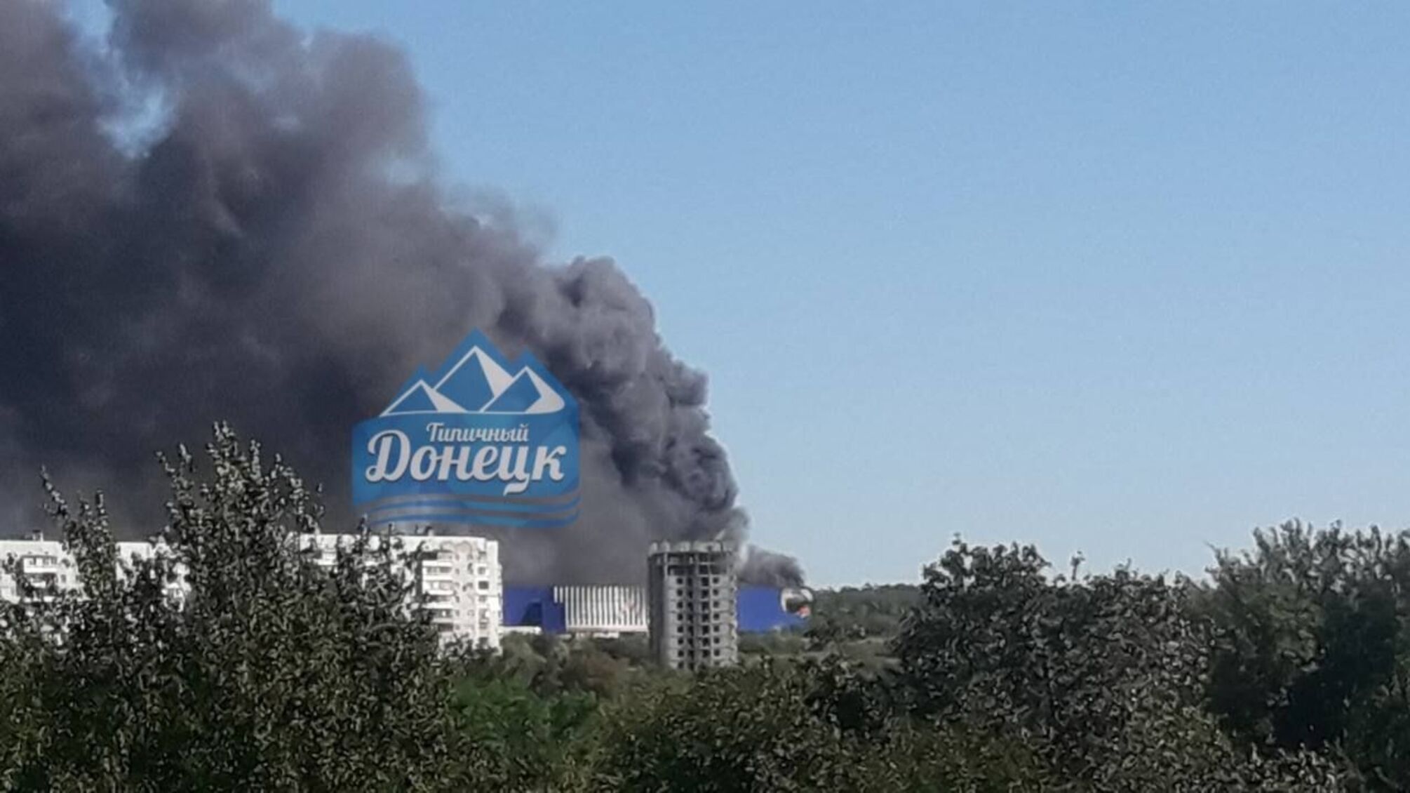 В Донецке после взрывов загорелся ТЦ: столб дыма виден во многих районах города (видео)