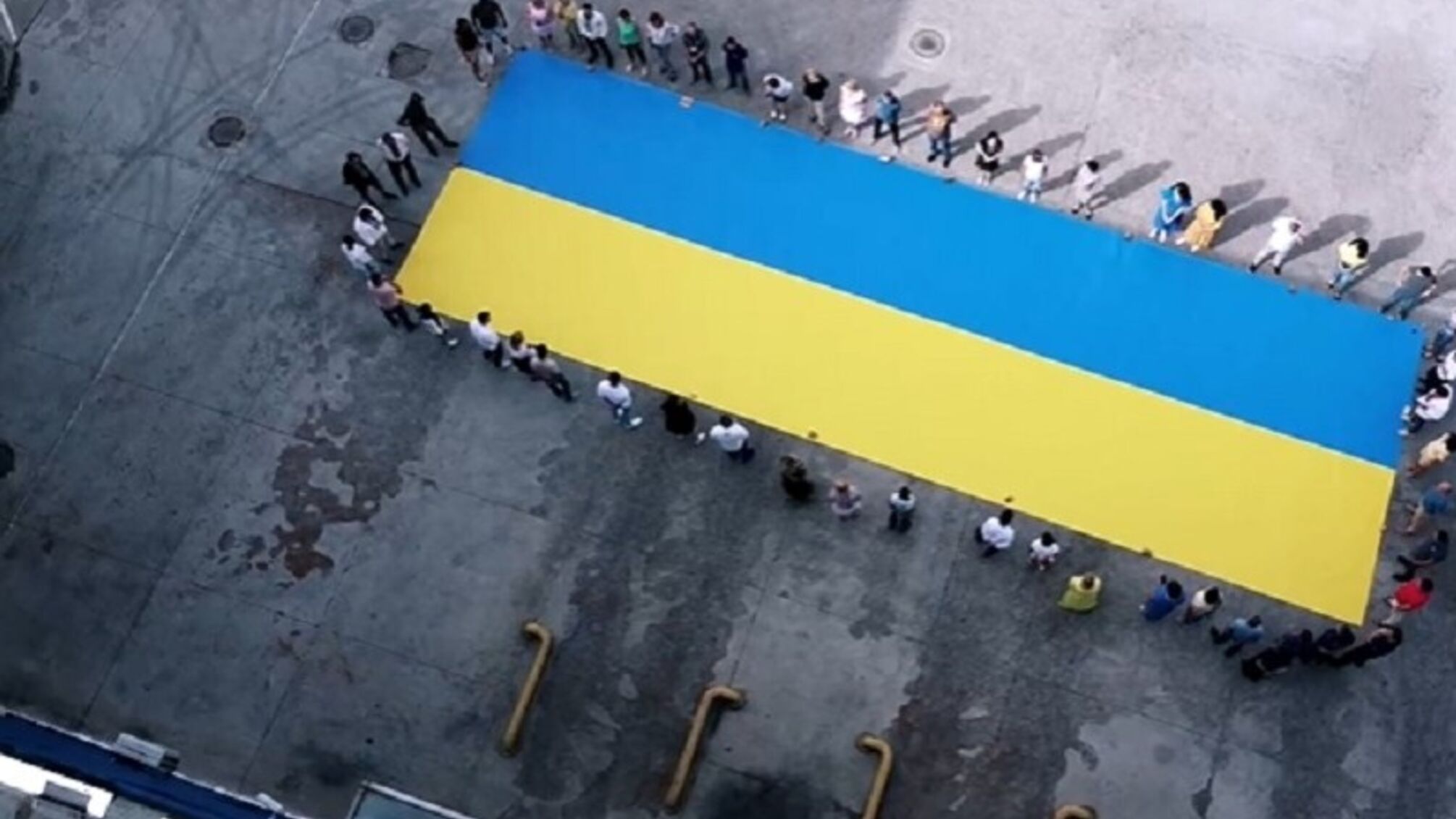 Есть рекорд: в Киеве создали самый большой флаг Украины из бумаги