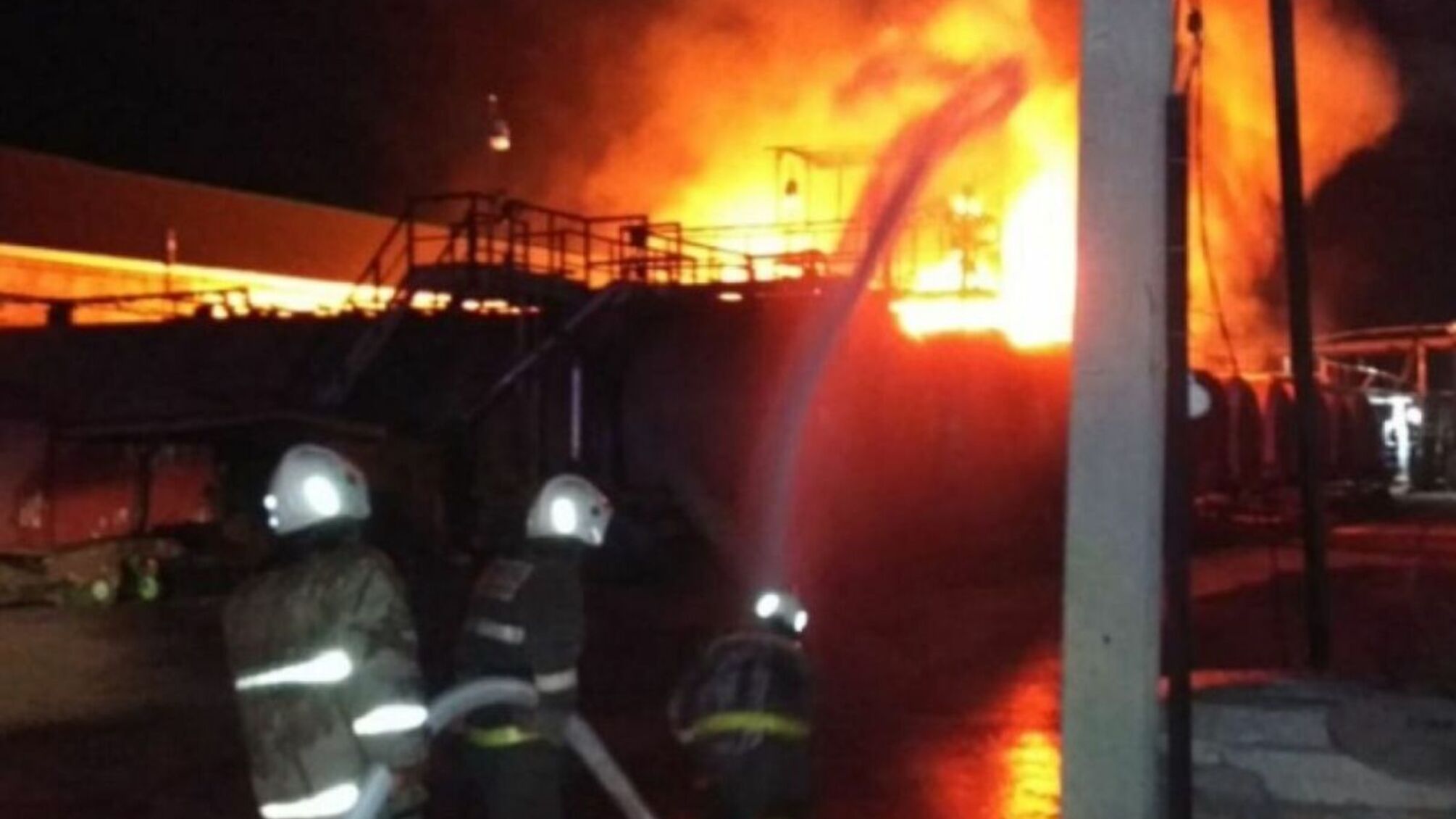 В россии снова пылает: масштабный пожар на нефтебазе в башкирских Туймазах (видео)