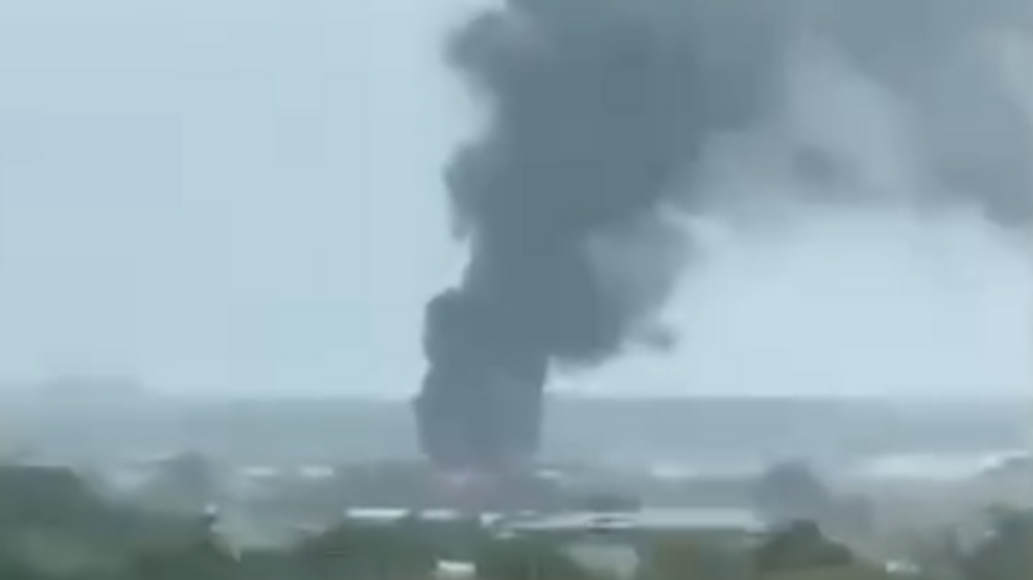 В Крыму – масштабный пожар: дым поднялся над Бахчисарайским районом (видео)
