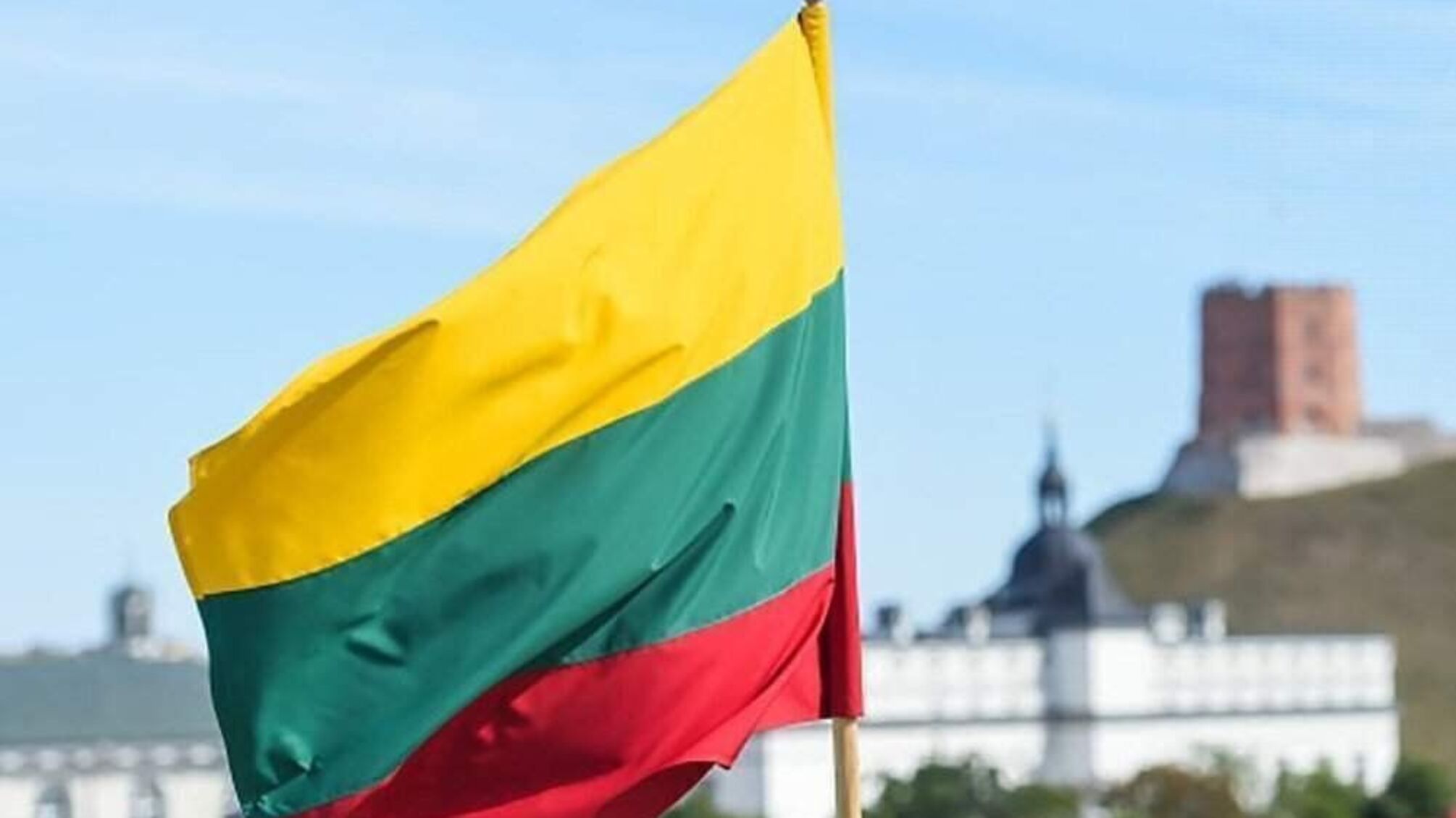 Флаг Литвы на фоне города