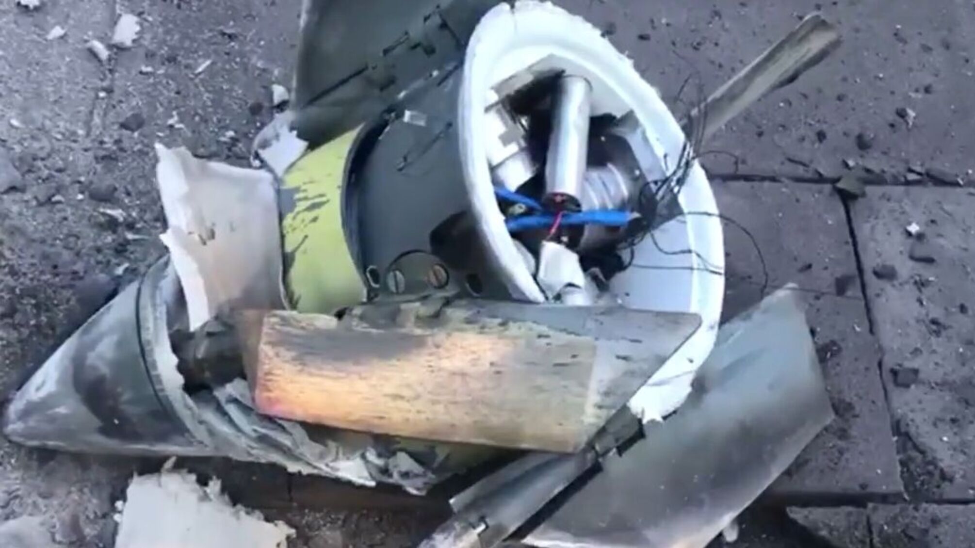 В полиции показали последствия удара по Кривому Рогу кассетными боеприпасами (видео)