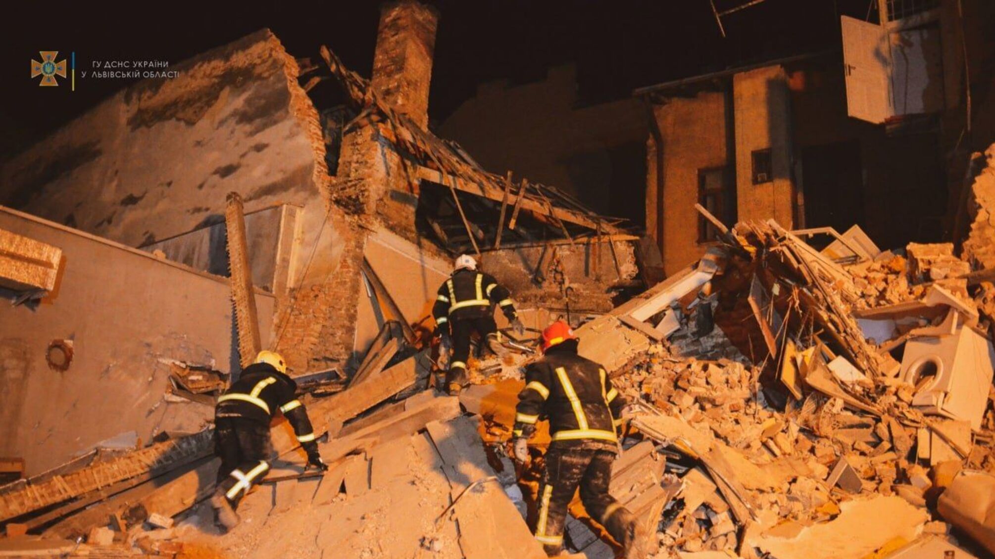 В центре Львова обрушился жилой дом, в котором находились люди (фото)
