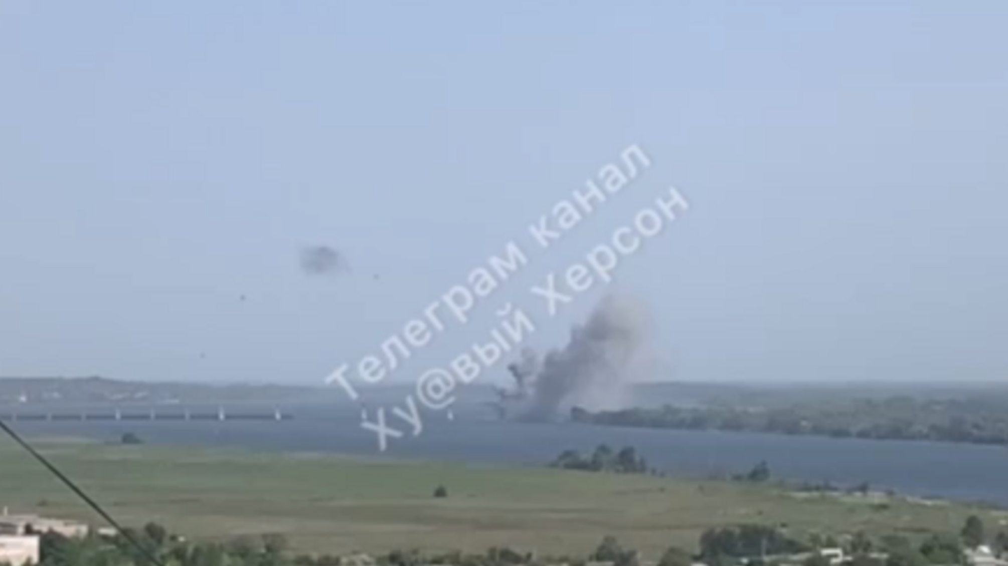 ВСУ ударили по Антоновскому мосту – зрелищные кадры 'прилетов' (видео)