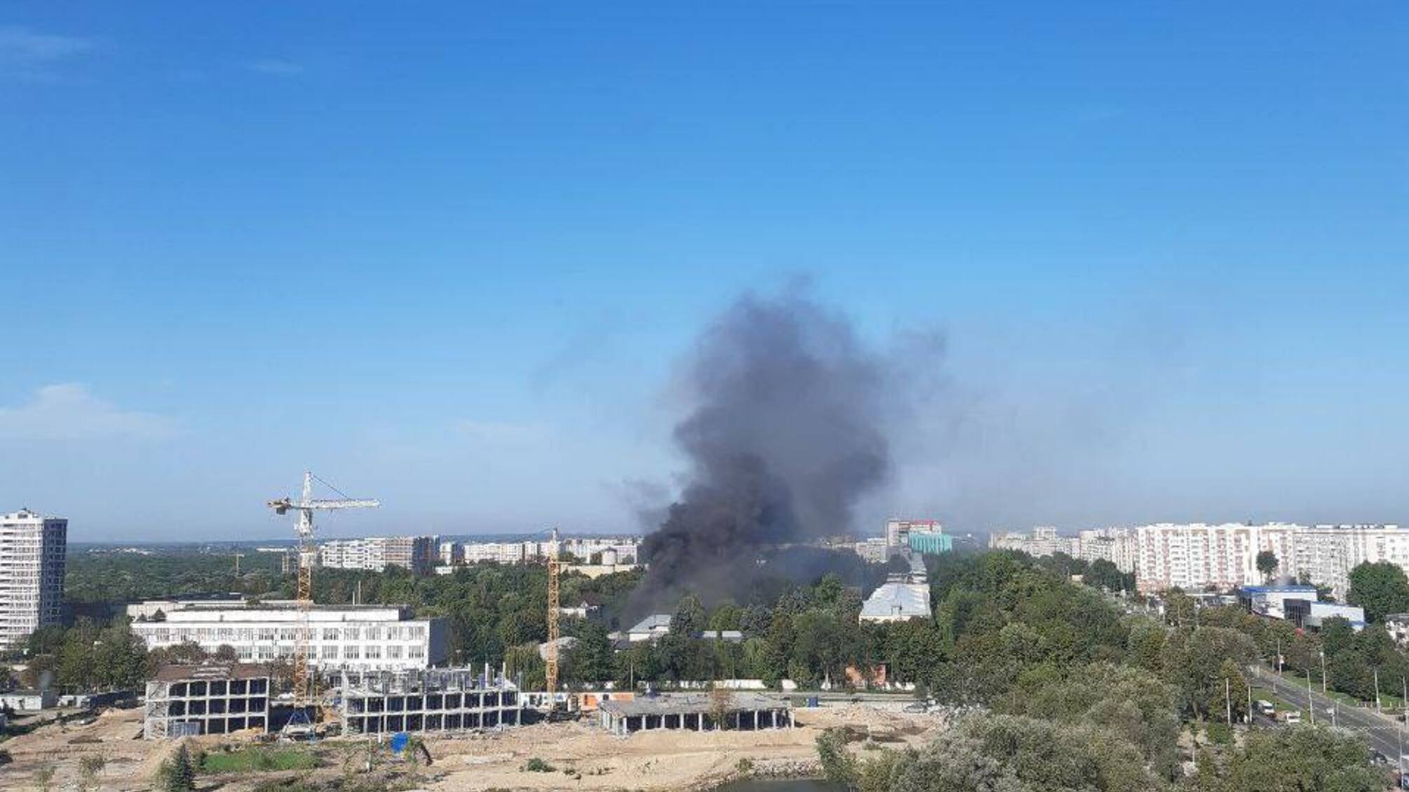 У Львові стався вибух, палає завод (відео)