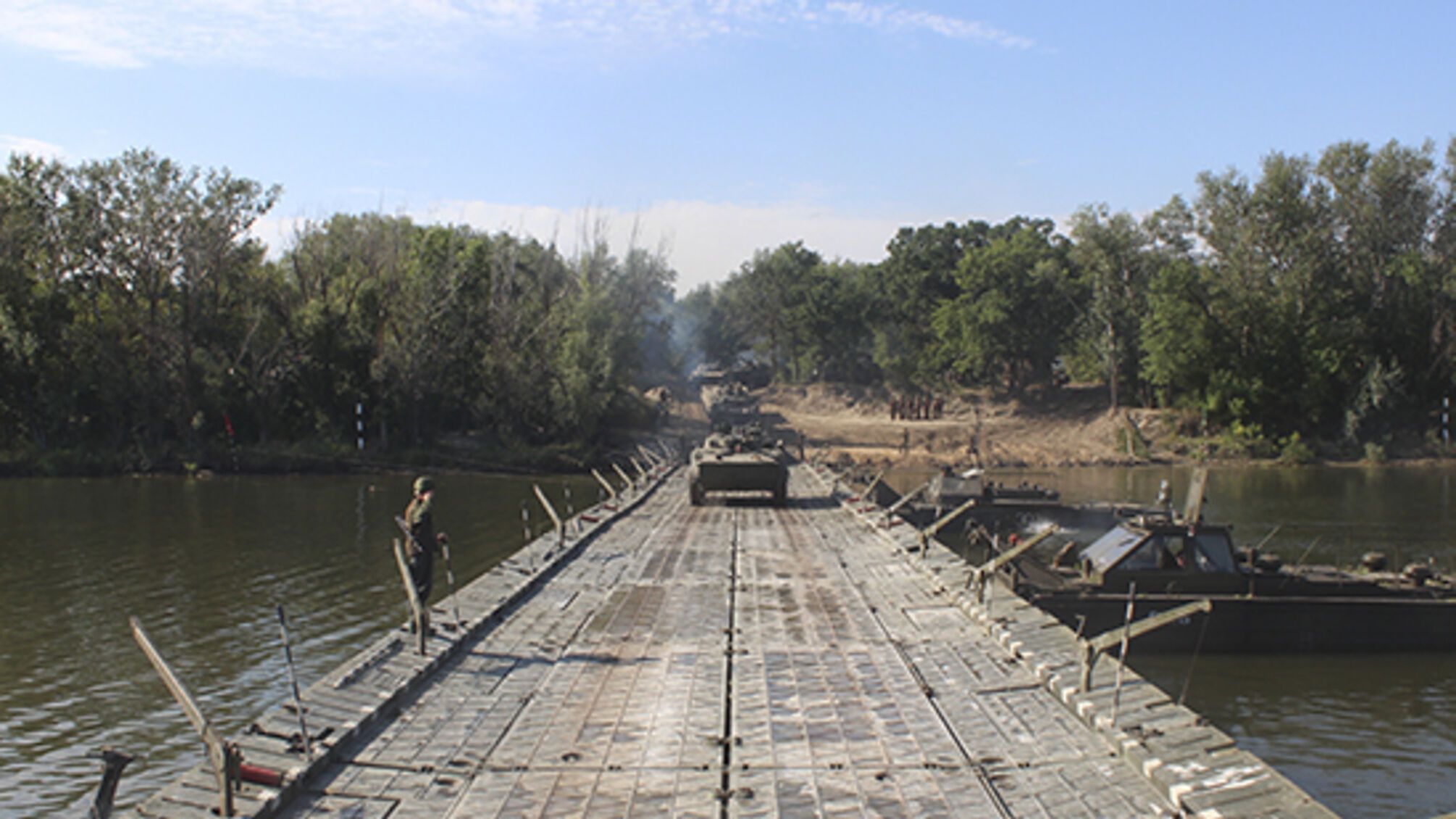 На Херсонщине оккупанты строят новую переправу: возводят мост в 14 км от Каховской ГЭС