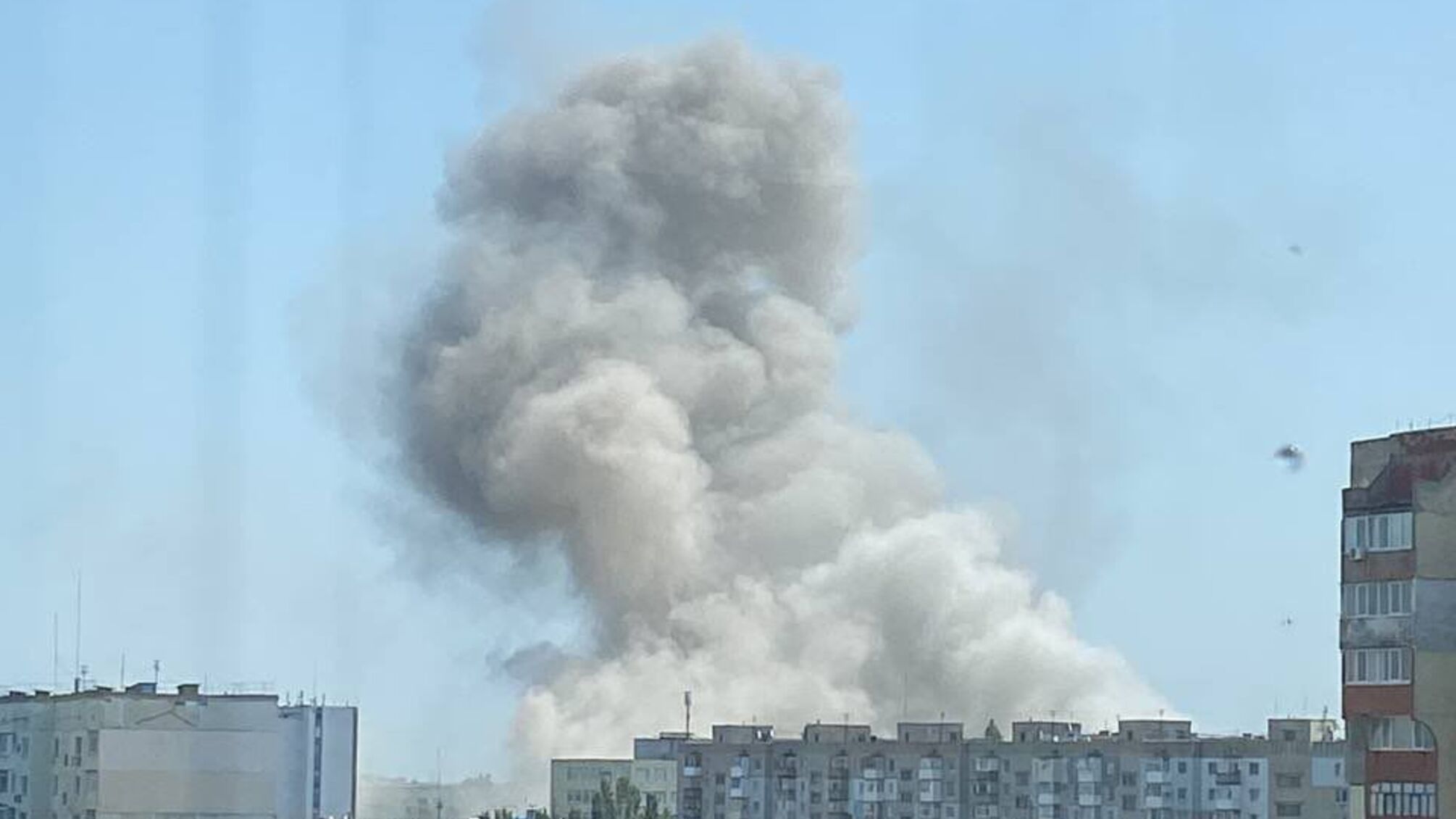 В Новой Каховке в районе ГЭС раздаются взрывы, поднимается дым (видео)