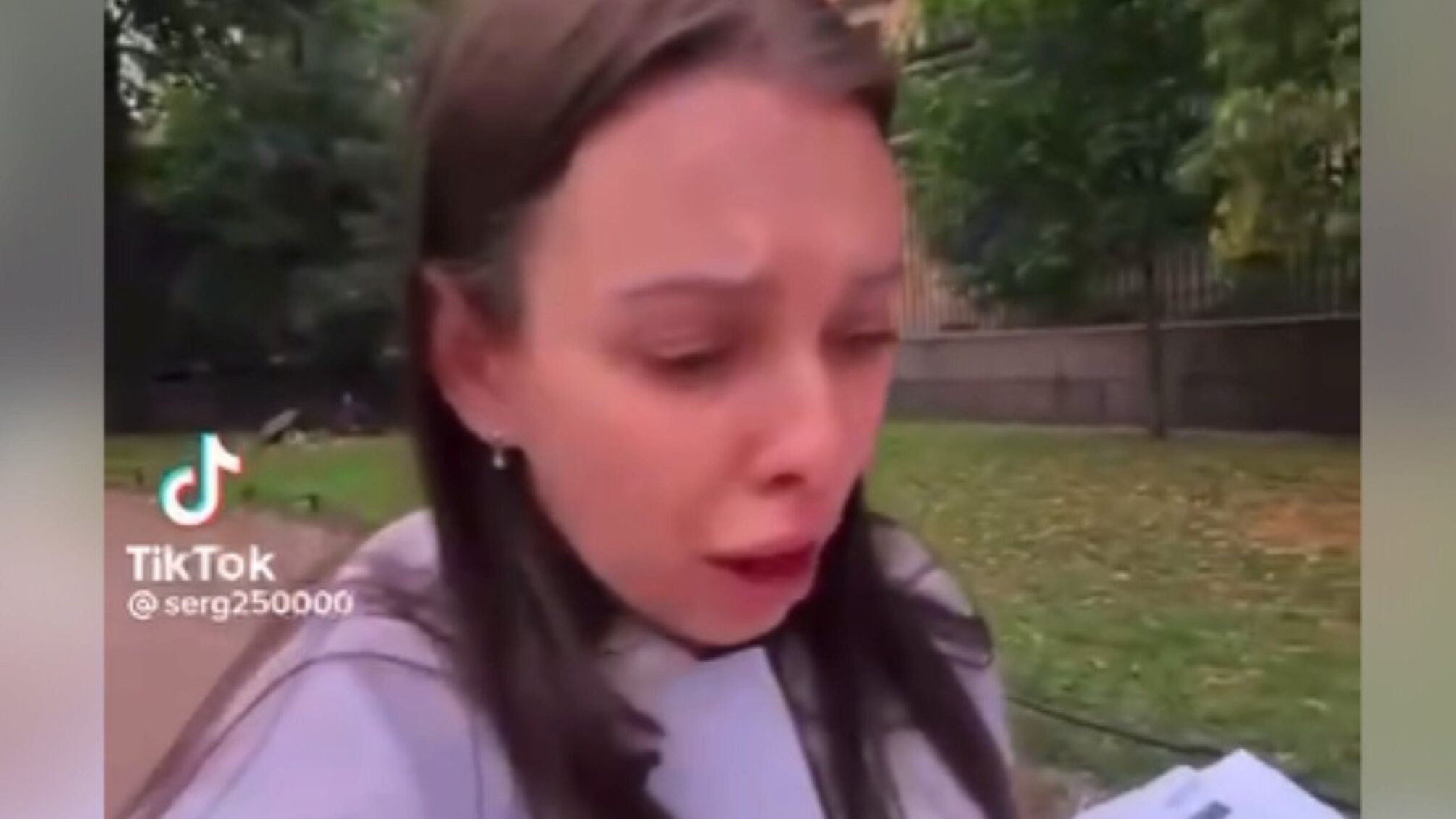 россиянка плачет из-за отказа в визе