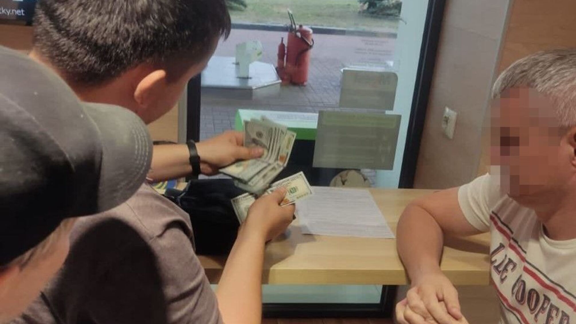 доцент кафедри столичного вишу незаконного переправляв чоловіків за кордон