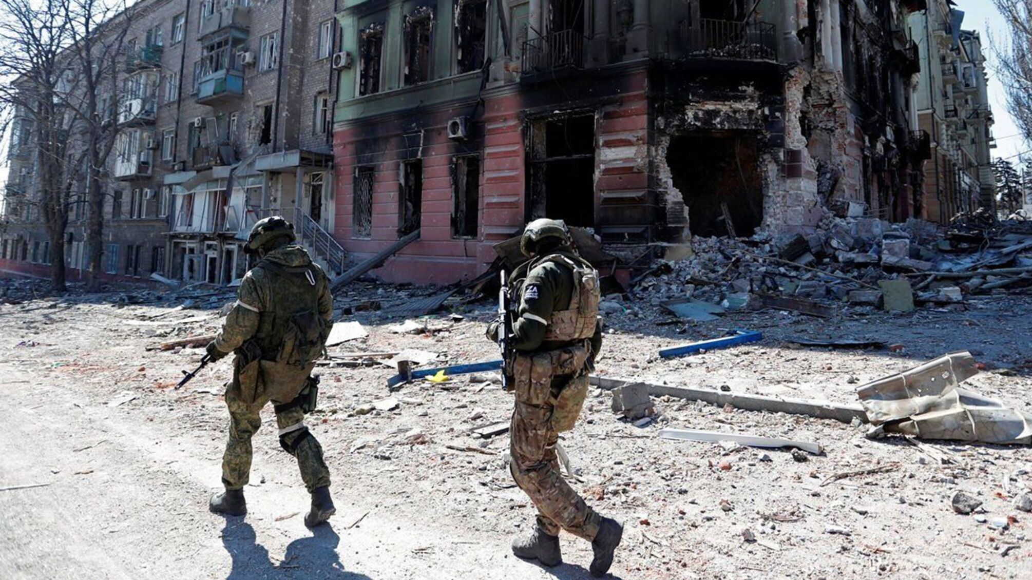 Не поделили награбленное: в Мариуполе военные россии и боевики ДНР устроили перестрелку