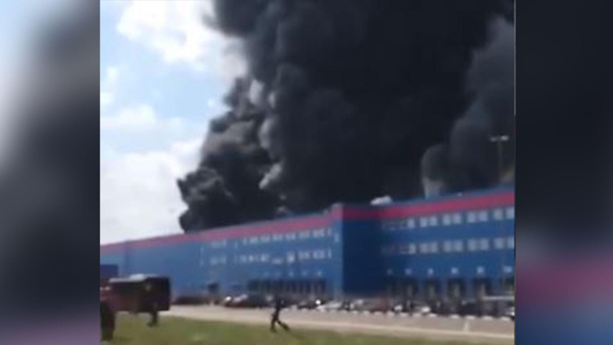У Московській області – масштабна пожежа, дим видно за кілометри (відео)