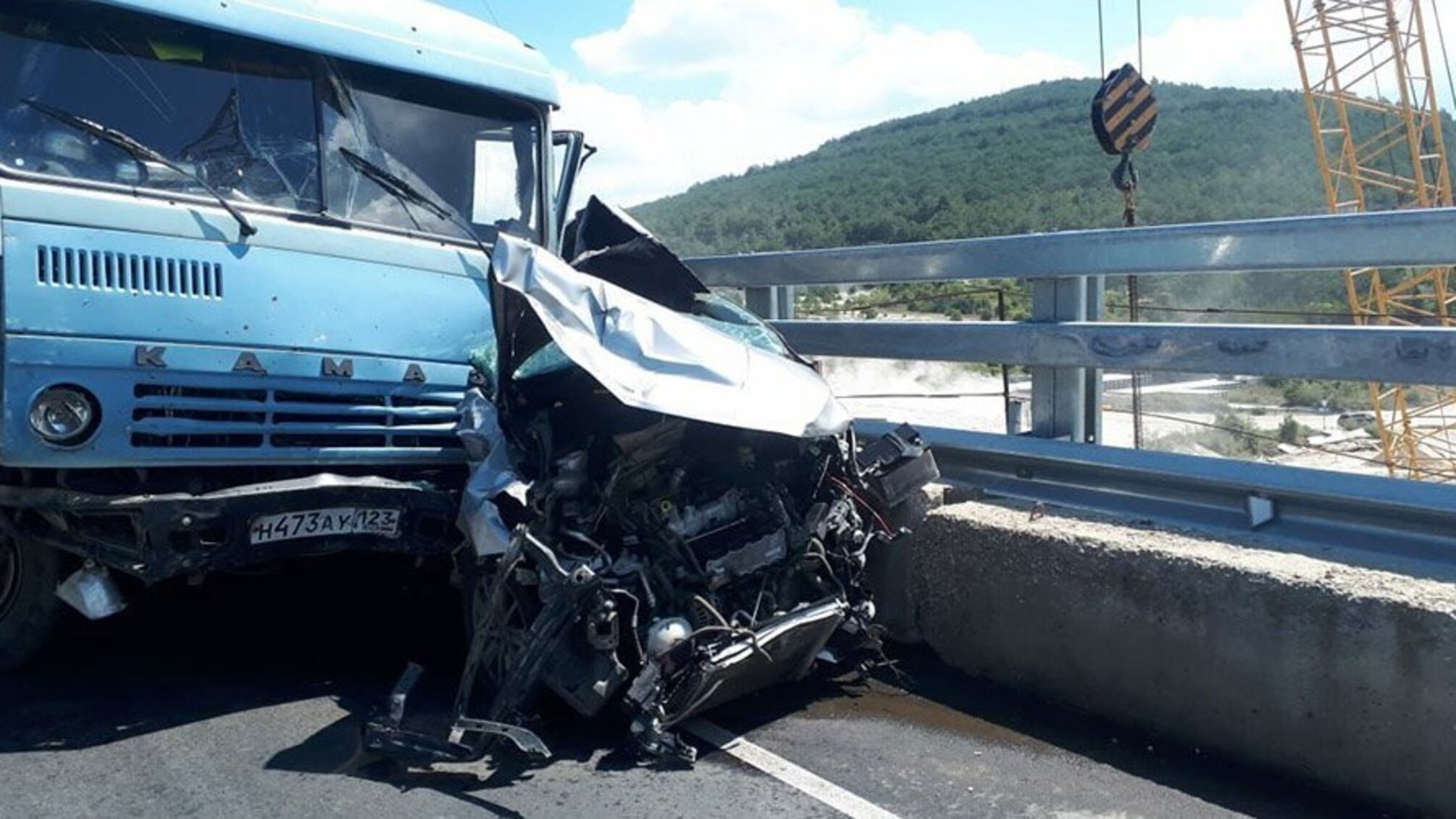 В Севастополе масштабное ДТП с участием грузовика