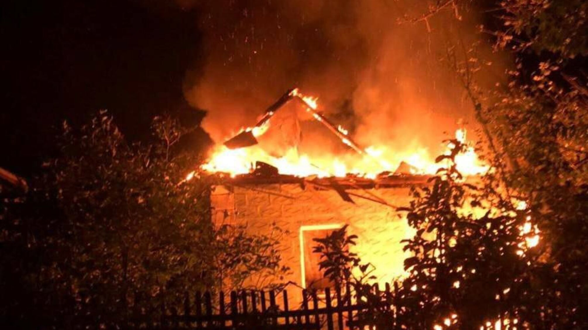 Никополь обстреляли из 'Градов': россияне били по жилым кварталам, есть разрушения (фото)