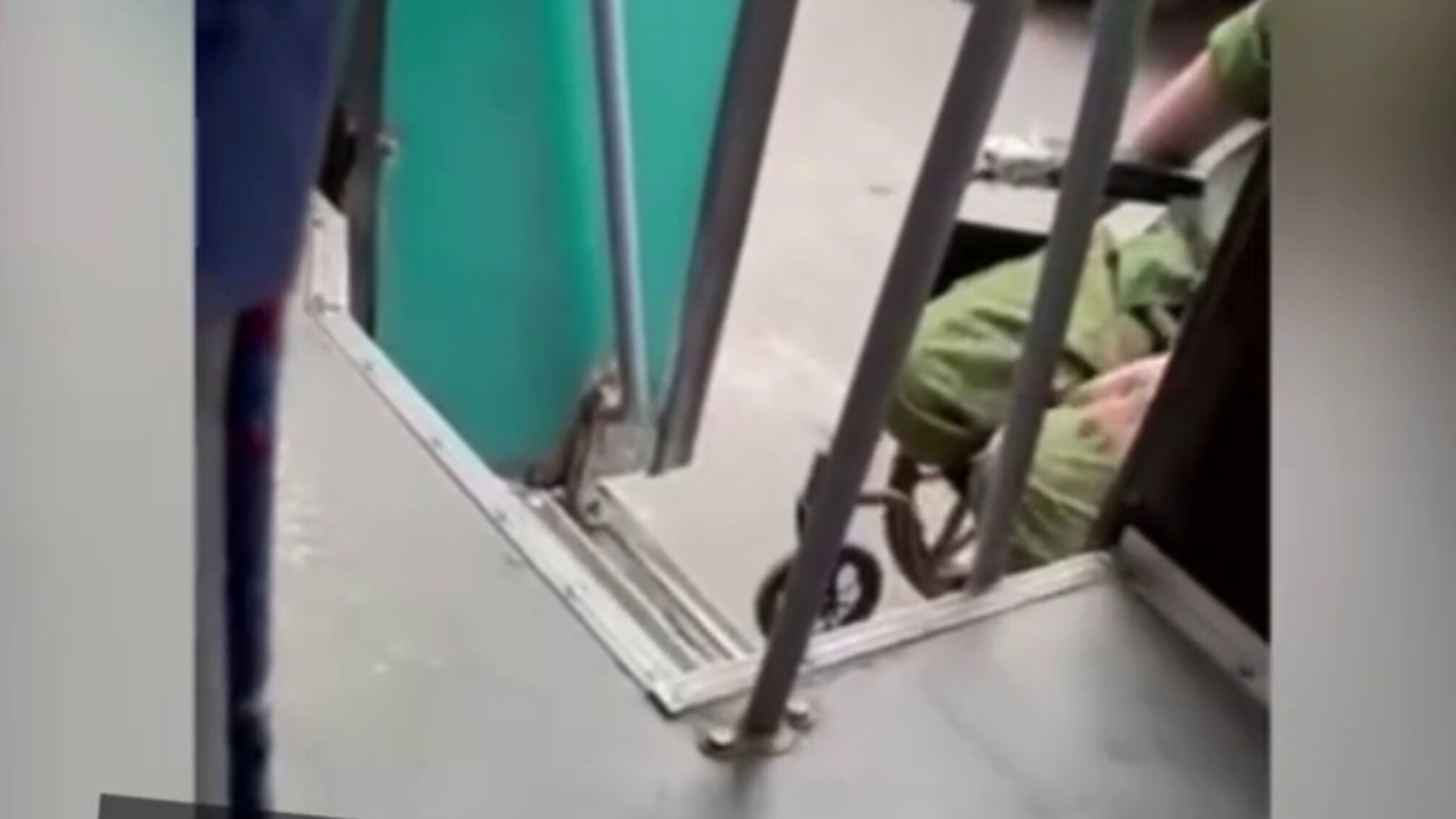 в россии в маршрутку не пустили военного без ног
