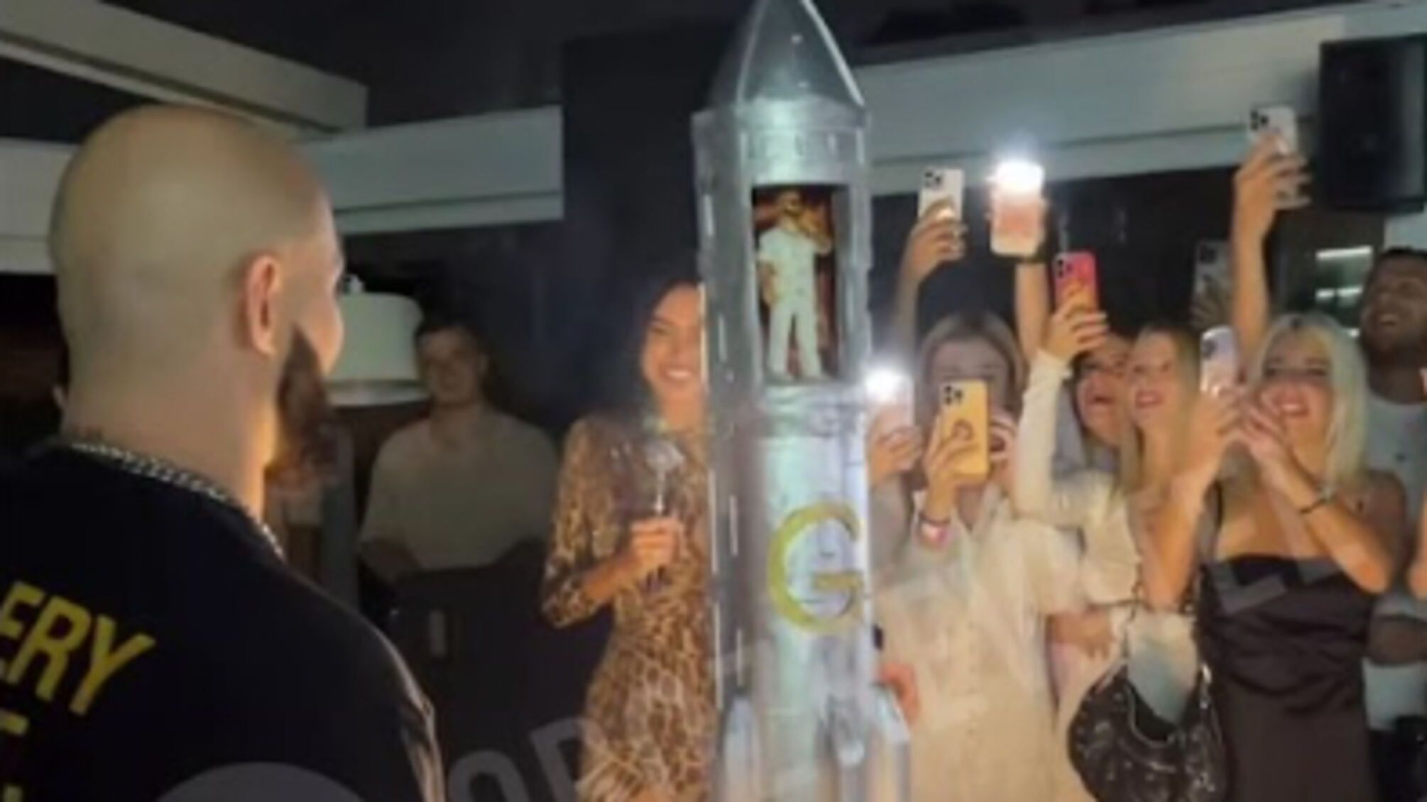 Одесит репер Джиган гучно відствяткував свій день народження з тортом у вигляді ракети (фото)