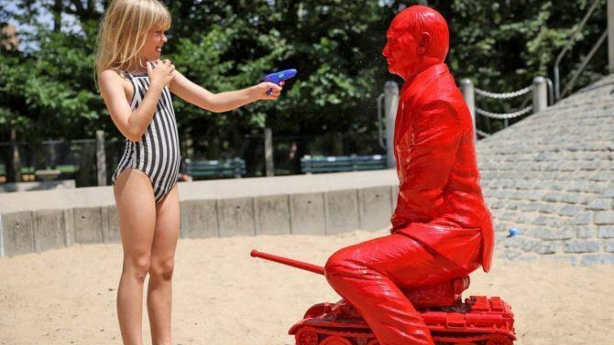 скульптура путін на танку нью-йорк