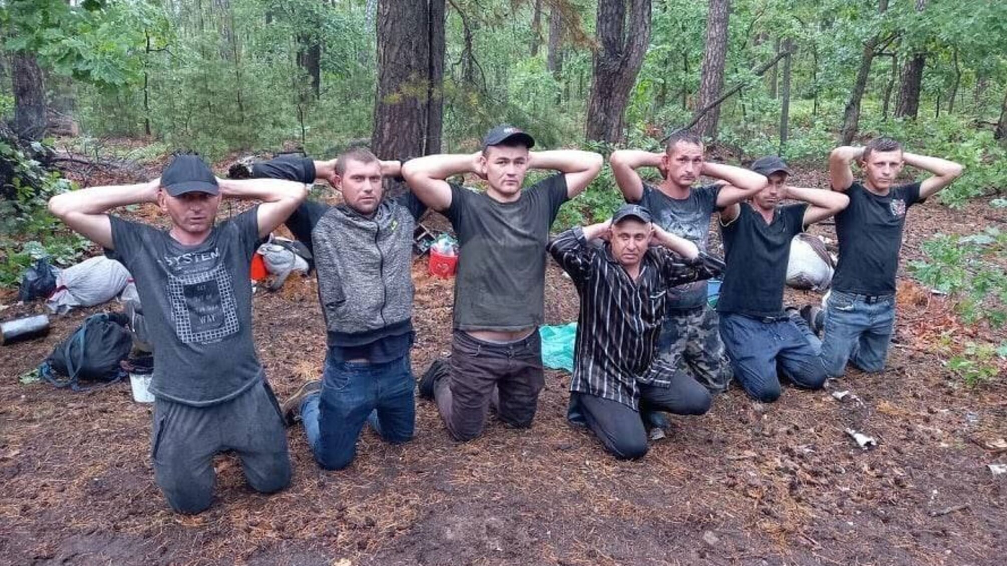 В Киевской области в лесу задержали группу мужчин, возможно – ДРГ (фото)