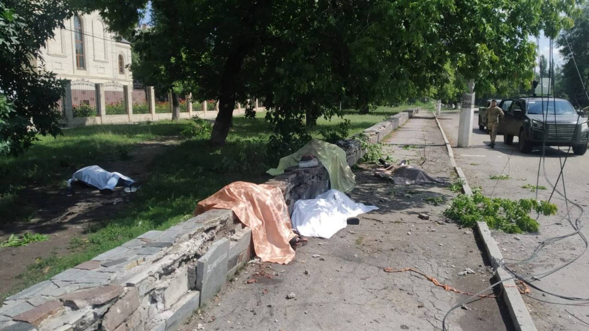 Загинуло близько 10 людей: окупанти обстріляли зупинку в Торецьку на Донеччині (фото)