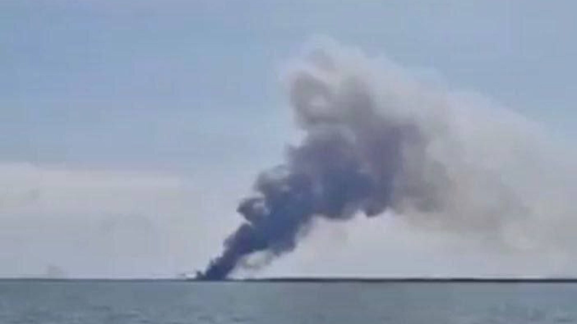 в морі горить російський корабель