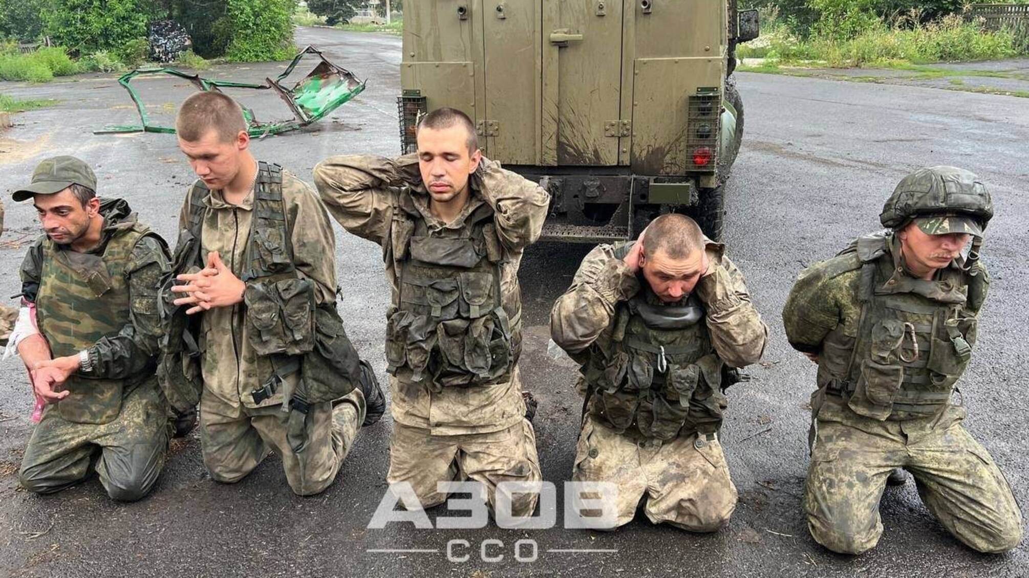 Наркоман, офицер, осетин и другие: бойцы 'Азова' взяли в плен российских захватчиков