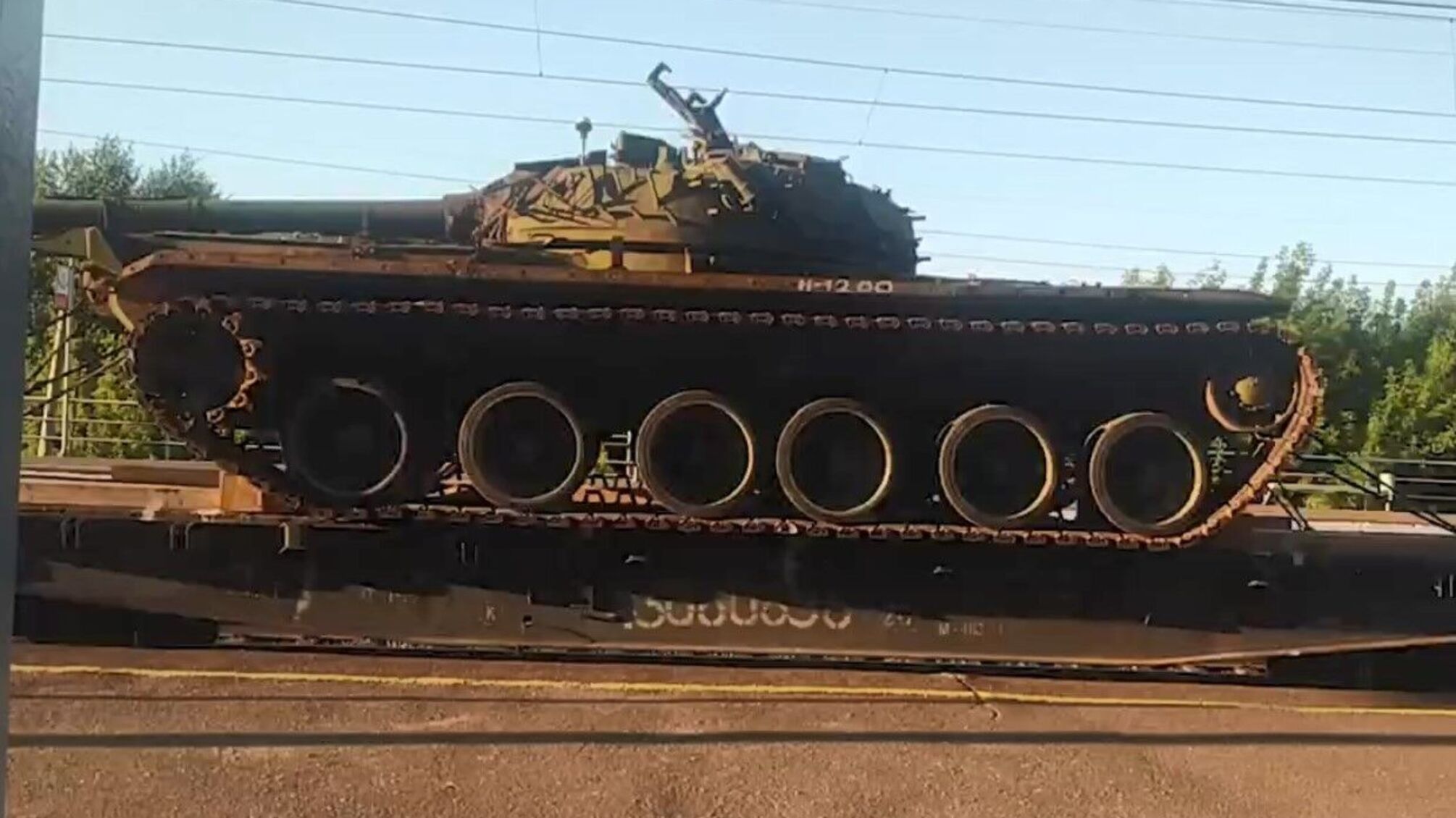 Без оптики та захисту: росія жене старі розконсервовані танки Т-62 в Україну (відео)