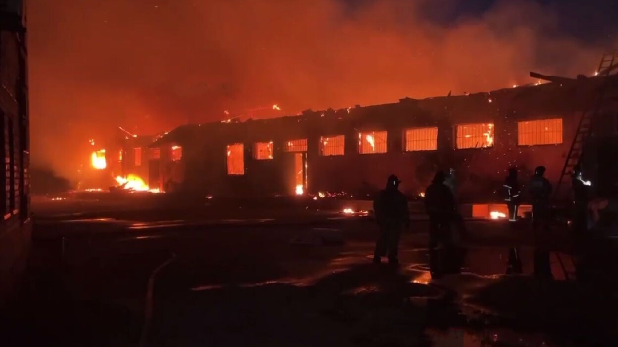 В окупованому Донецьку – масштабна пожежа: горять склади боєприпасів армії рф
