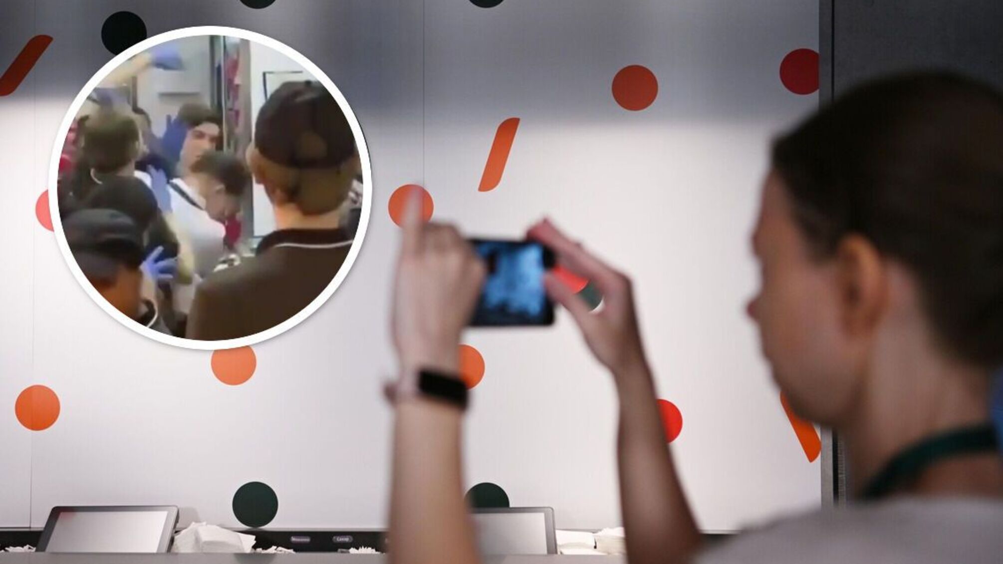 бійка дівчина знімає на телефон