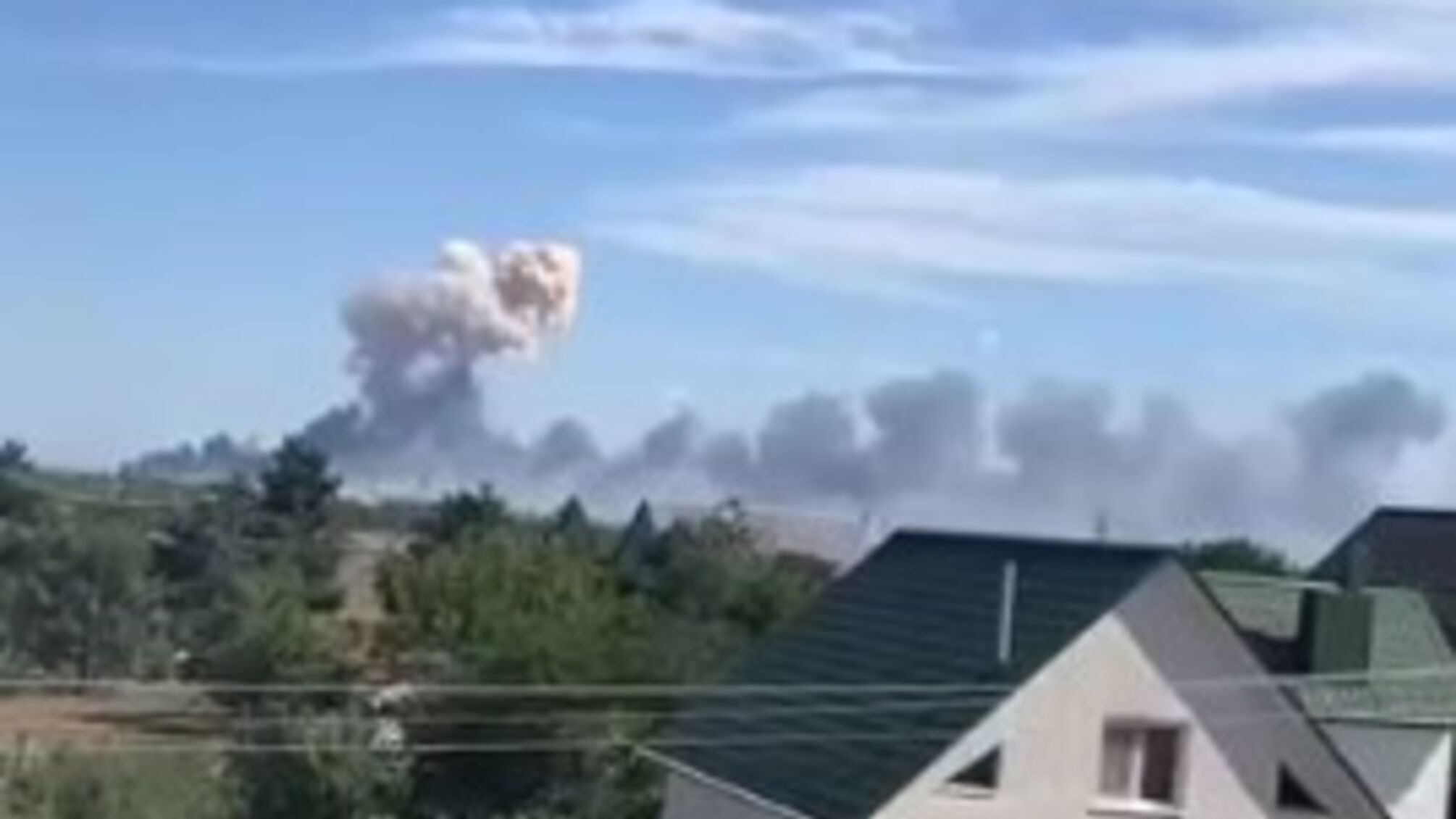 У Криму чути вибухи: повідомляється про стовп диму в районі російської військової авіабази в Новофедорівці