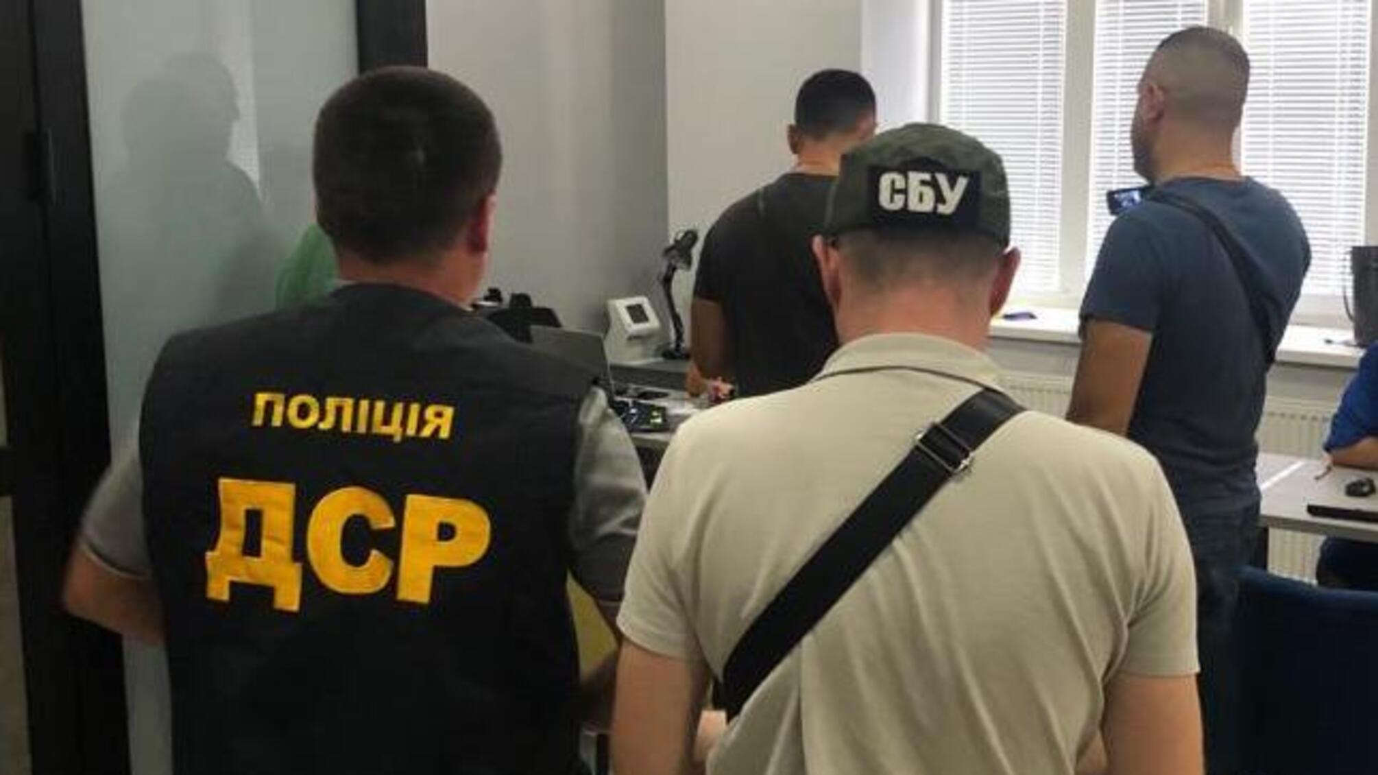 Вывозила 'студентов' за границу: в Черновцах задержали организатора преступной схемы (фото)