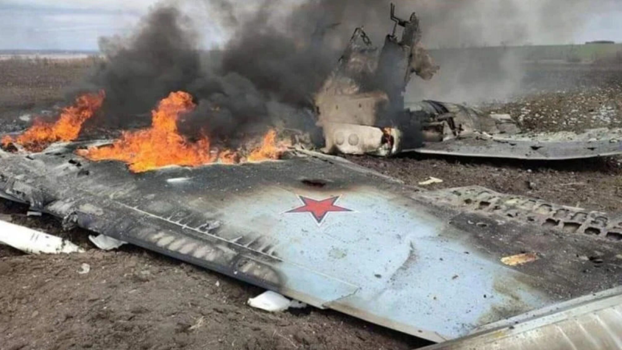 В Крыму упал российский истребитель, пилотов забрали военные