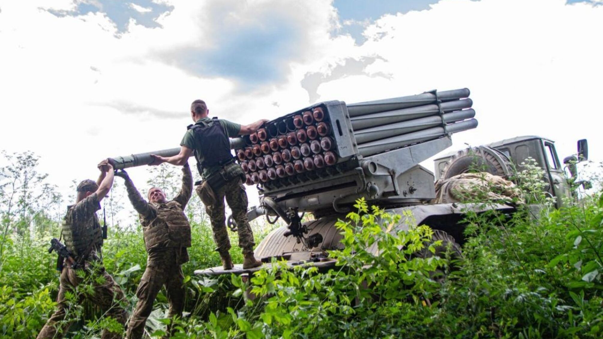 ЗСУ знищили поромну переправу ворога біля Нової Каховки та 80 загарбників – ОК 'Південь'