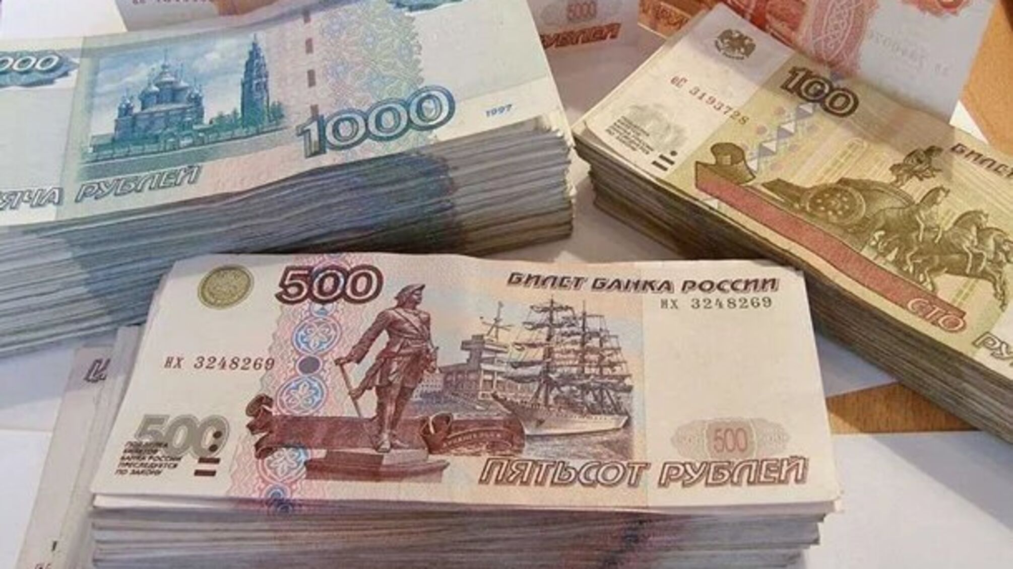 у росії шахраї забрали у чоловіка 300 тисяч рублів