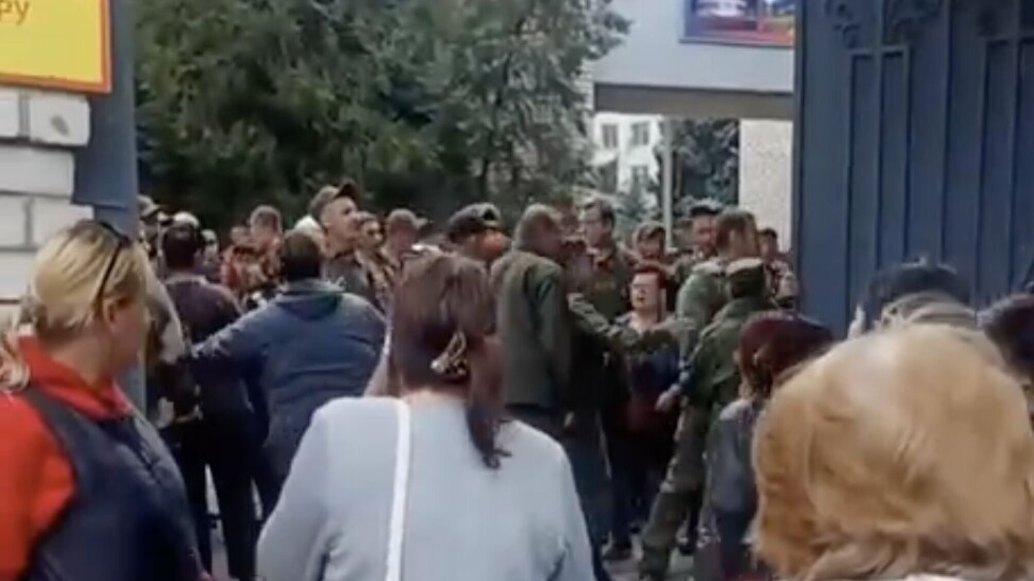 Толпой перевернули машину спецслужб: луганские 'мобики' сбежали из Балаклеи и вместе с женами устроили бунт (видео)