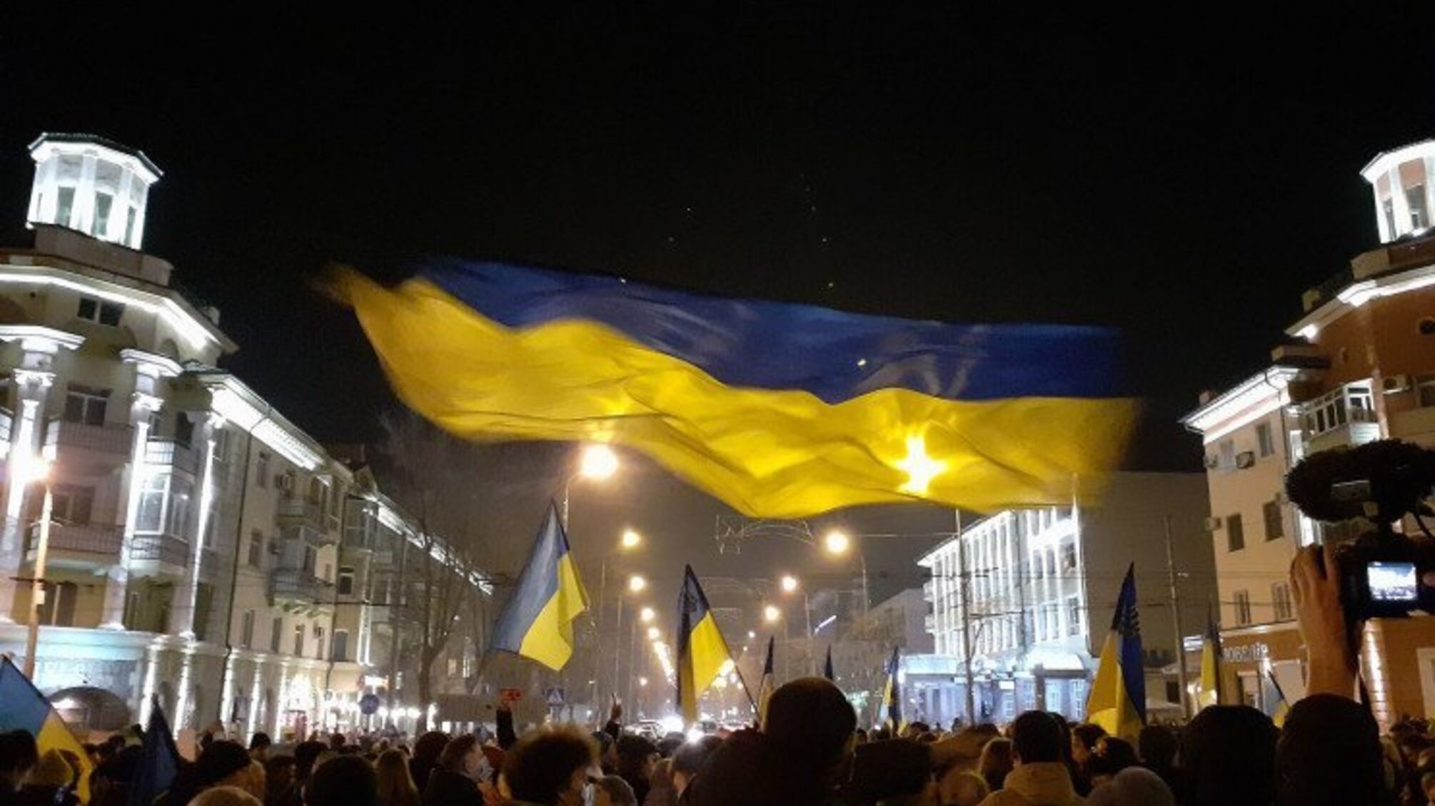 В оккупированном Мариуполе прозвучал украинский гимн: спели на глазах оккупантов (видео)