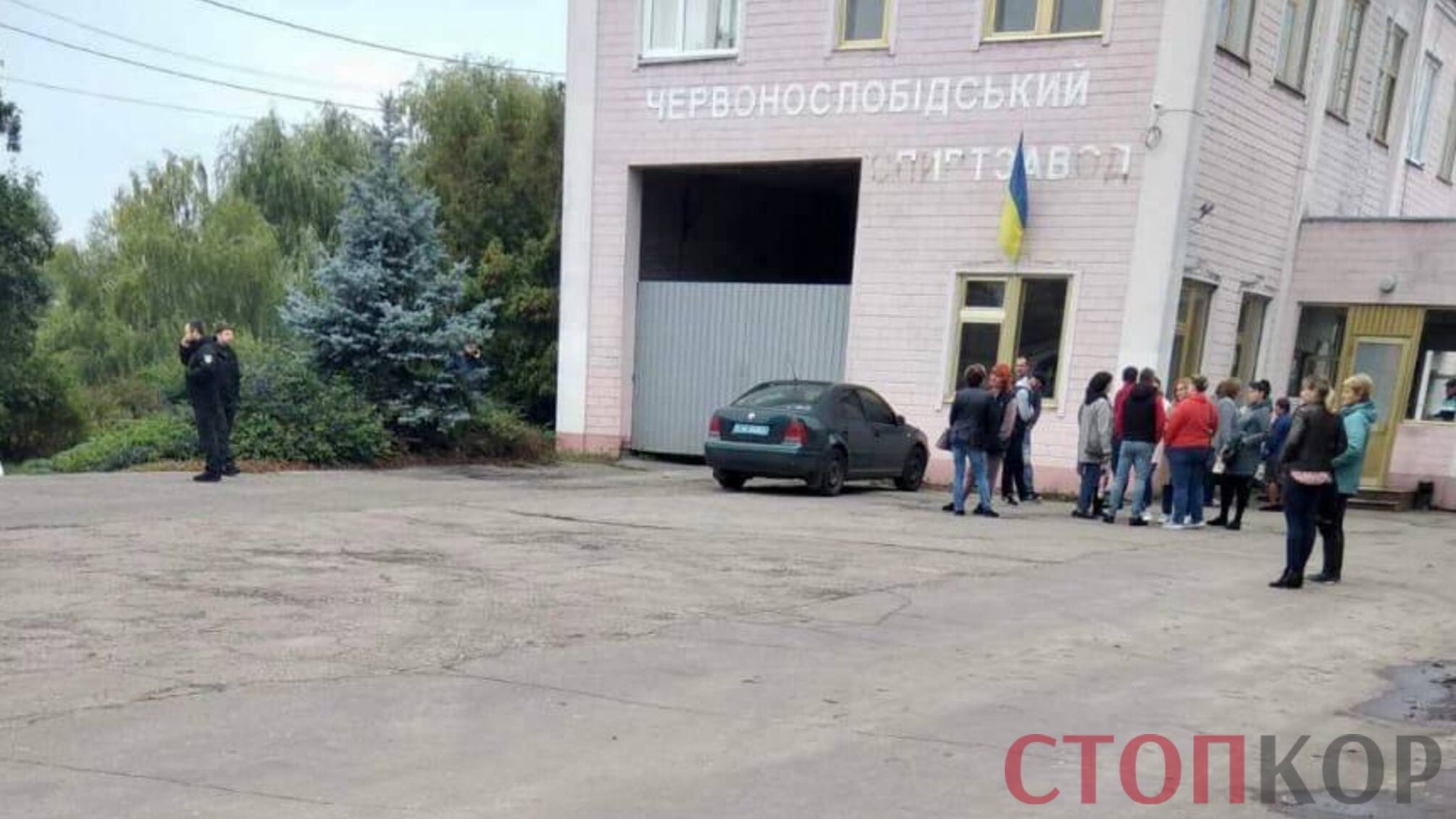 полицейские на заводе