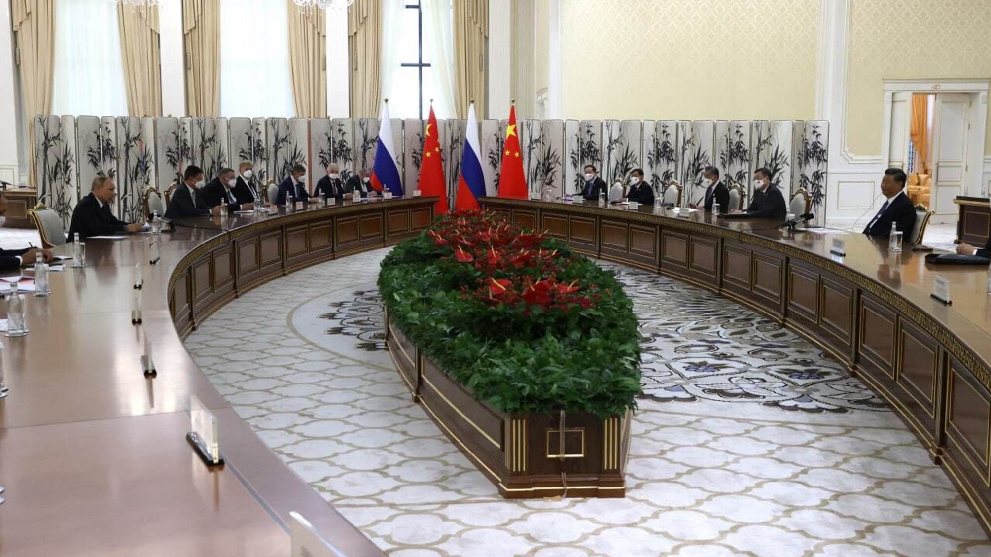 Путин и Си Цзиньпин провели переговоры за столом посреди которого стоял 'гроб' (фото)