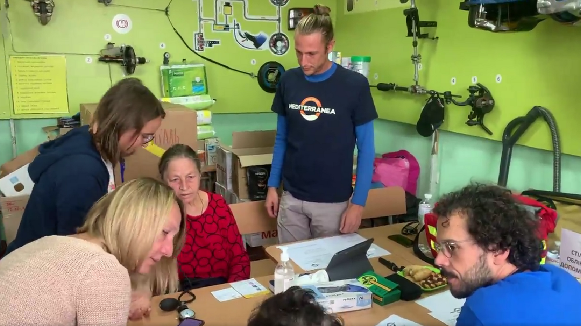 Итальянские врачи осмотрели переселенцев во Львове