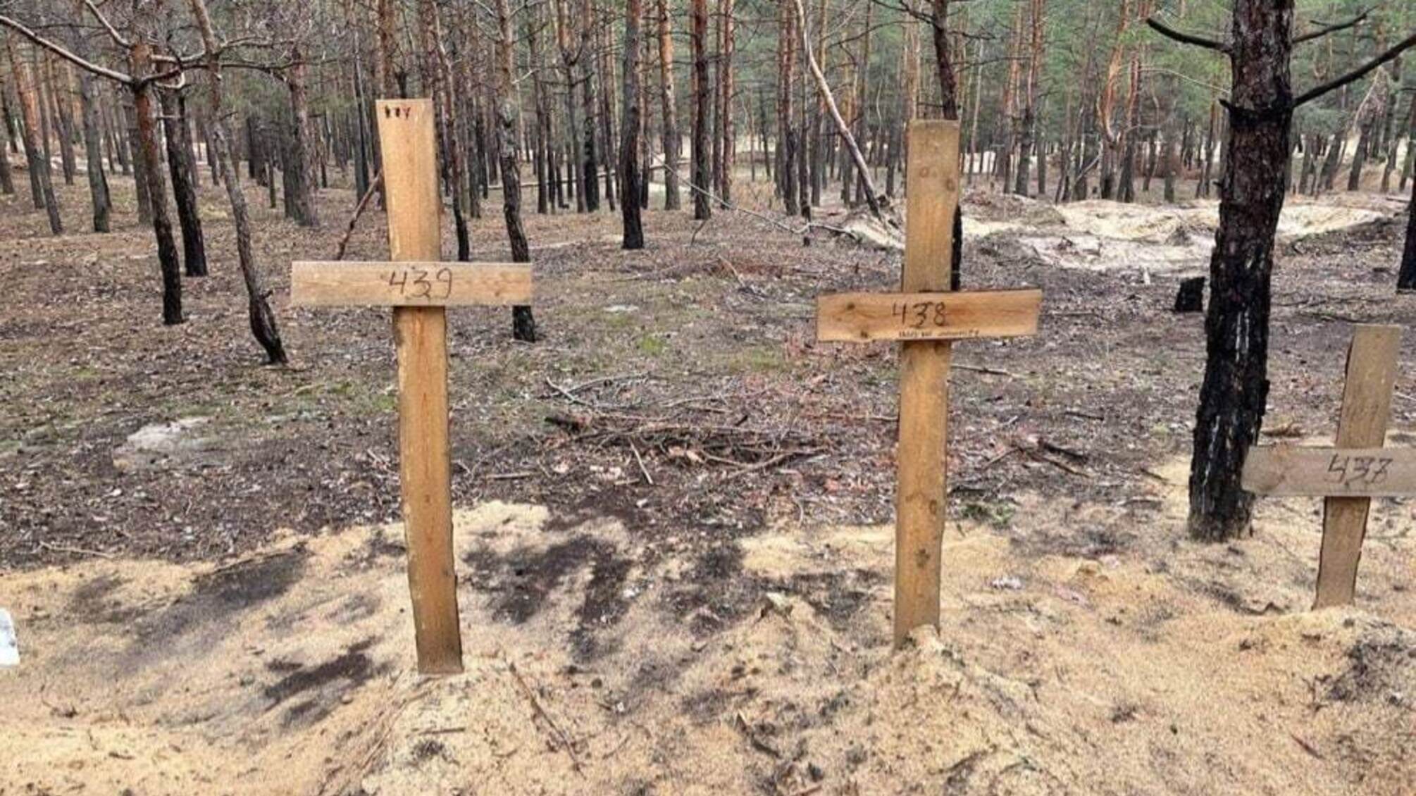 В Изюме нашли массовое захоронение более 440 тел: Зеленский пригласил журналистов