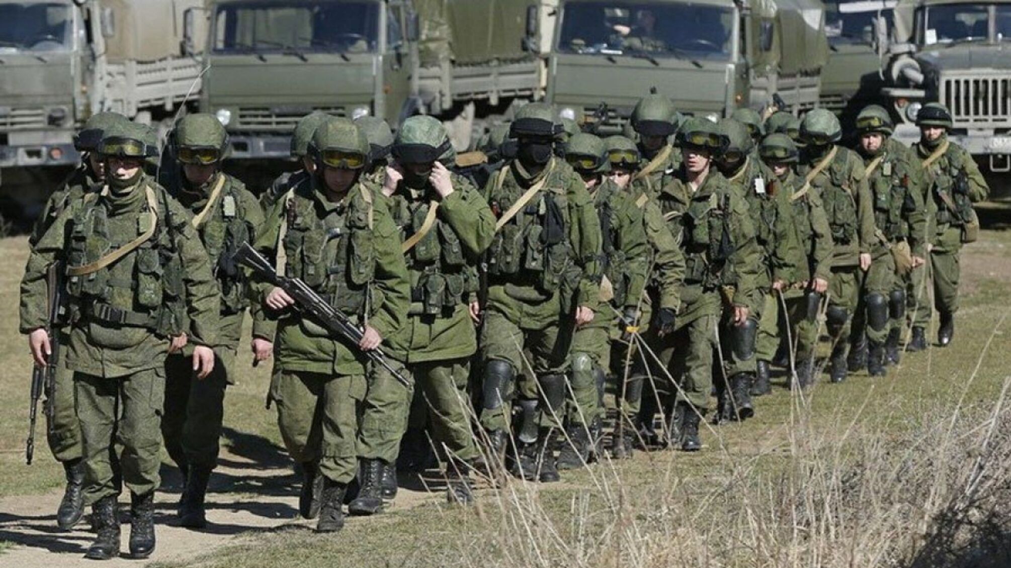 Гайдай: в Луганской области захватчики строят укрепления и скапливают технику