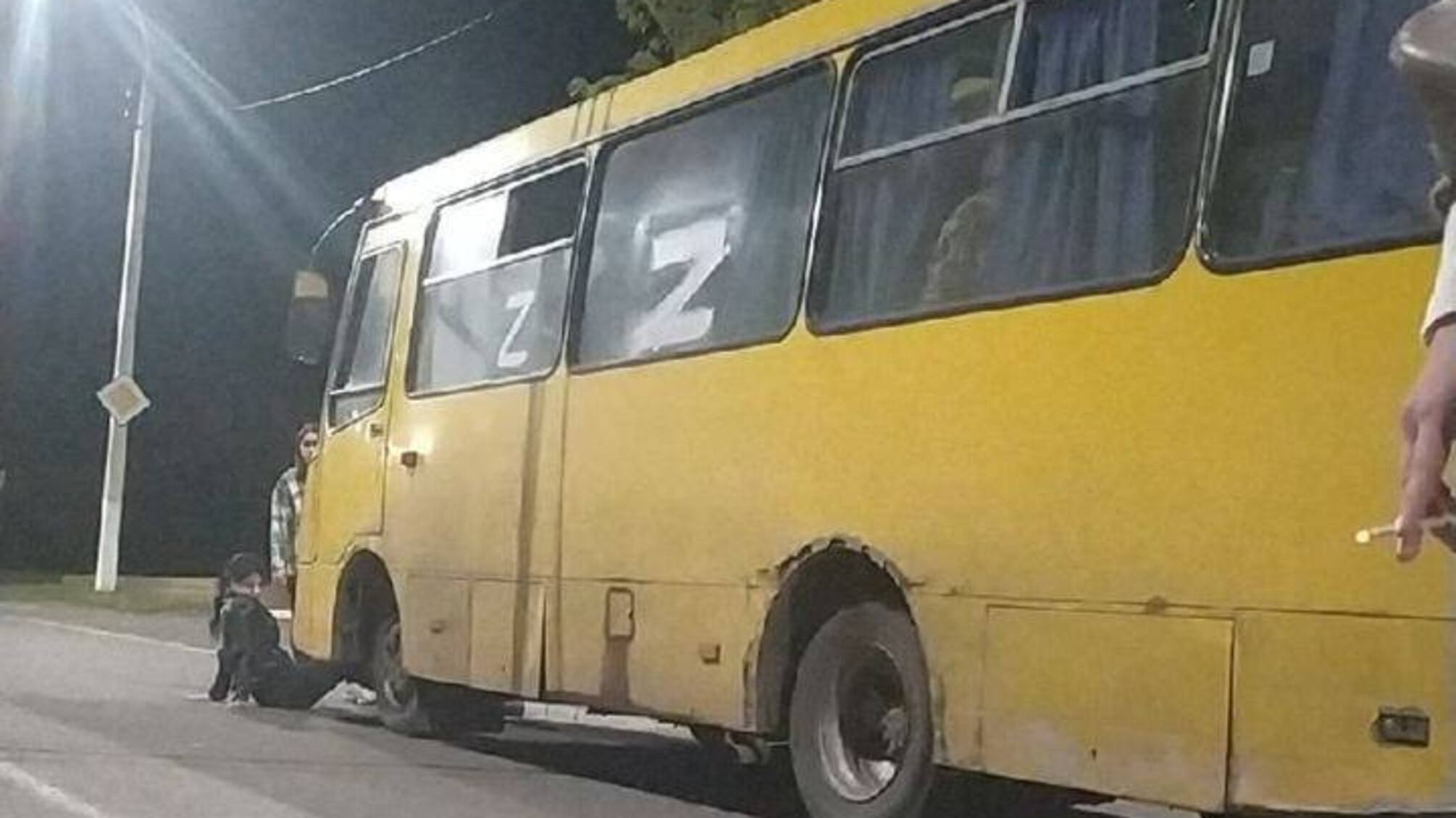Женщины бросались под автобус, чтобы мужчин не забрали на войну: в Перевальске вооруженные террористы в масках похищают мужчин