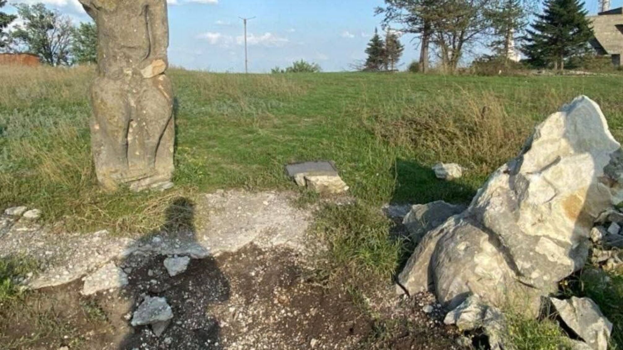 окупанти зруйнували камяні баби на горі Кременець