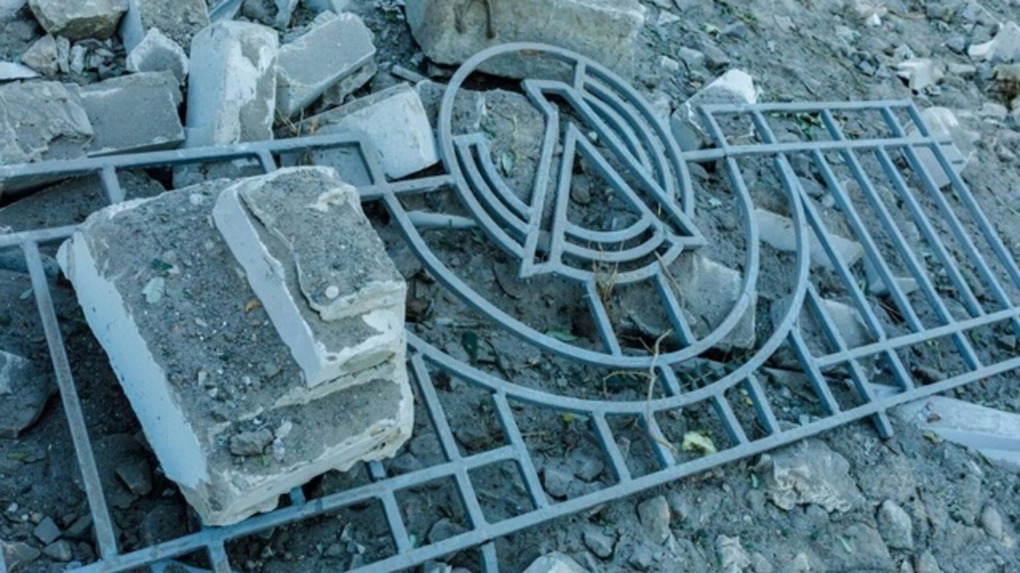 обстреляли спорткомплекс 'Локомотив'