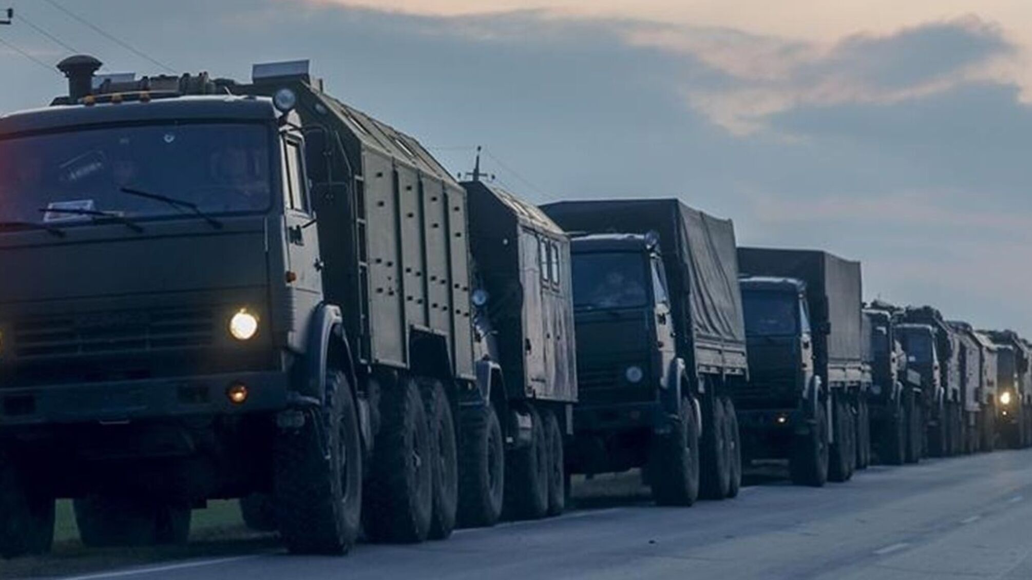 Росія продовжує стягувати військову техніку до Криму (відео)