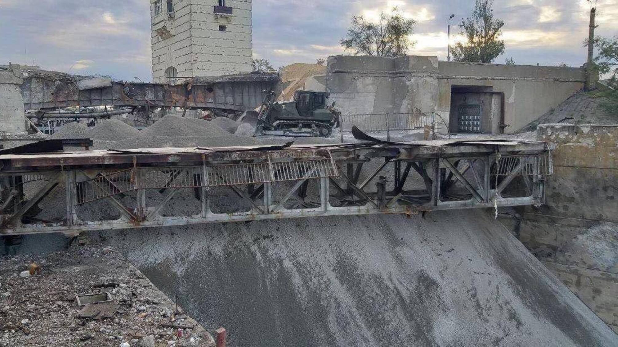 Оккупанты засыпали шлюз Каховской ГЭС щебнем: появилось фото новой переправы